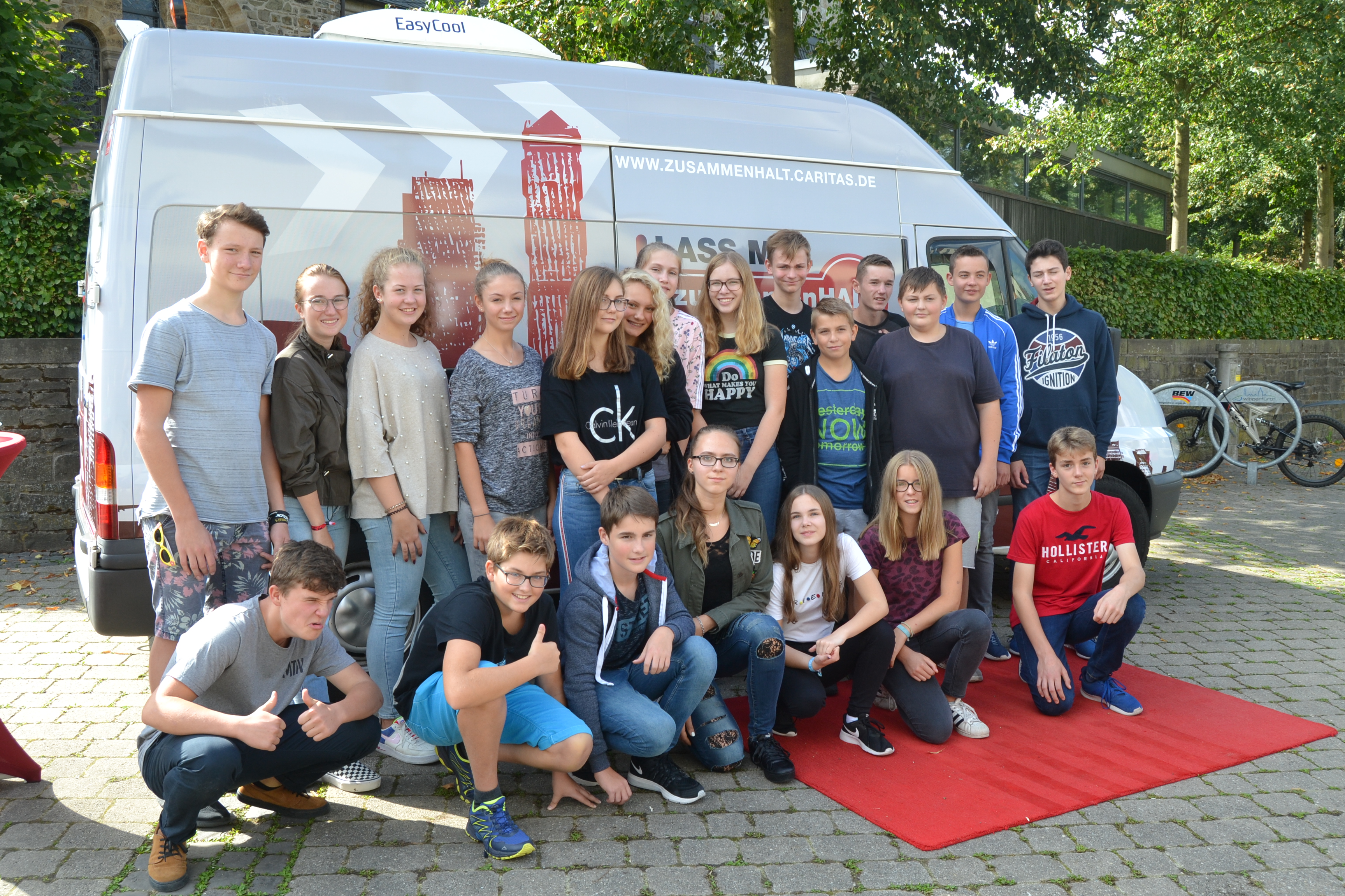 Jugendliche in Gelsenkirchen vor dem Tourbus