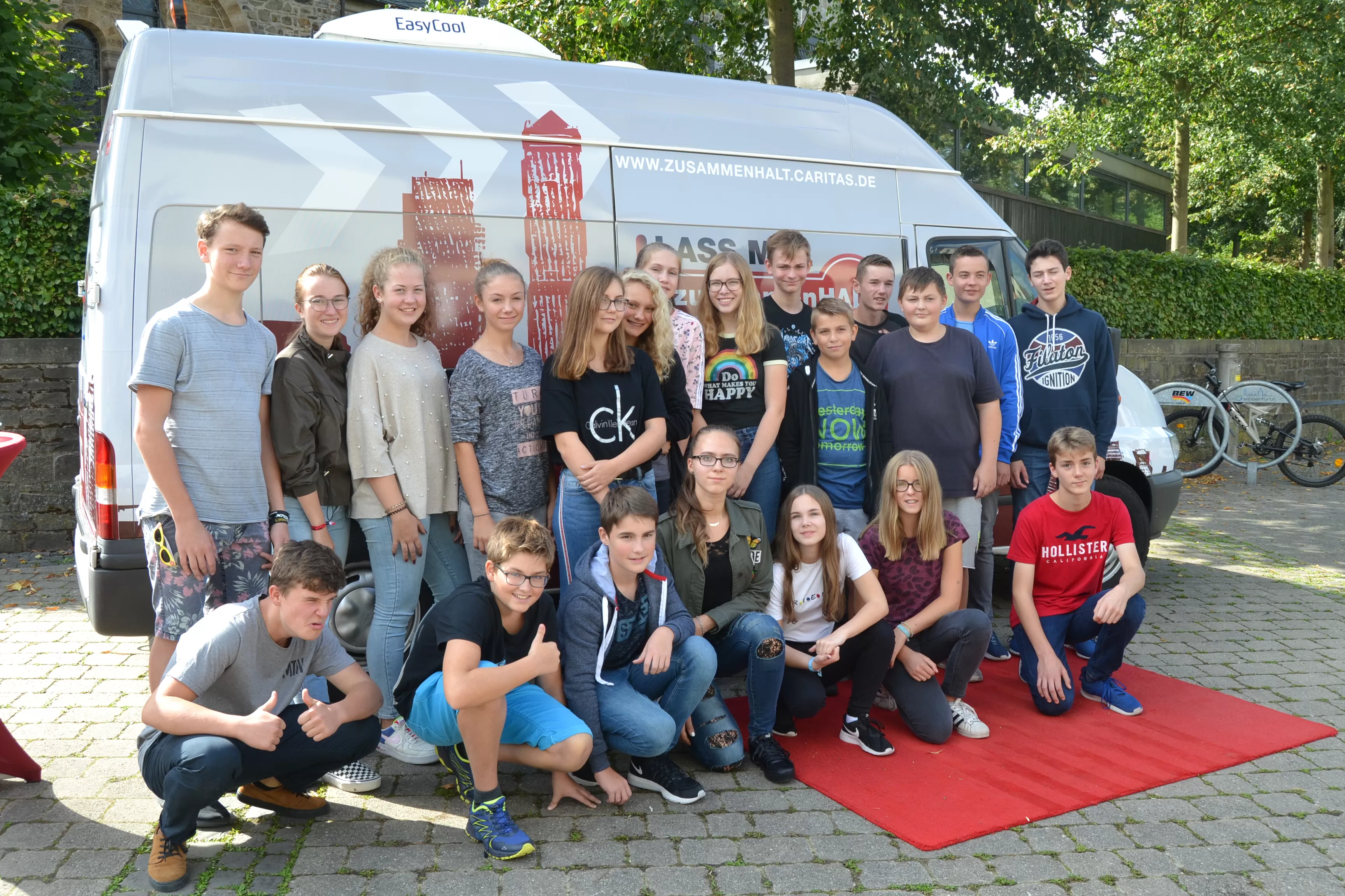 Jugendliche in Gelsenkirchen vor dem Tourbus